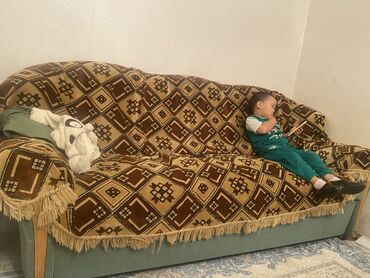 гарнитуры для кухни: Мягкий комплект: диван и кресло с накидками Описание: - Трёхместный