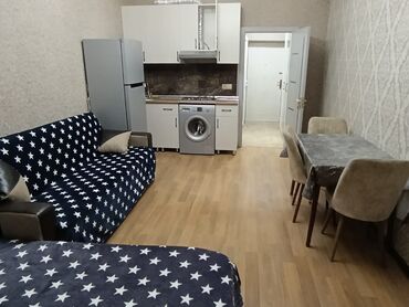 xacmazda kiraye evler 2020: Studio tipli, mətbəxlə birləşik rahat mənzil. Aşağıdakı mebel və