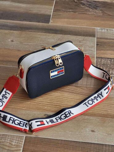 satic smartic cena: 🎀TOMMY HILFIGER 🎀

Cena 2.600 din