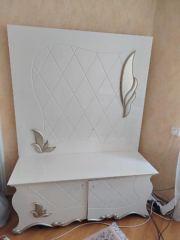 perla tv stend: Ağ rəngli TV stendi və dekorativ panel - Stil: Klassik/modern — 1