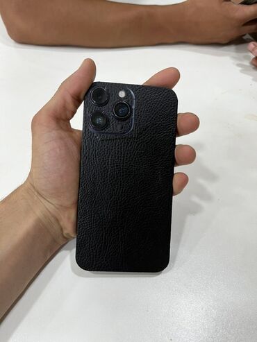 hdd 2 t: Bu, qara rəngdə, dənəvər teksturalı səthə malik bir smartfon