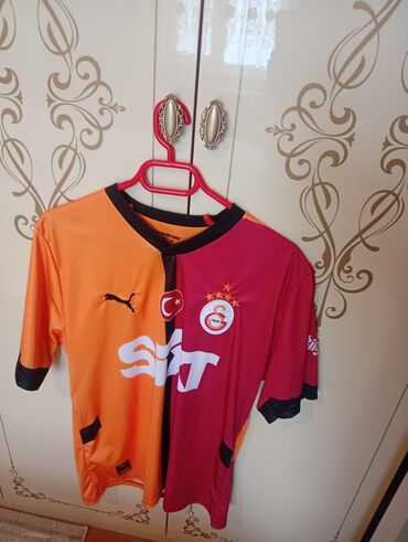 Köynəklər: Məhsul: Futbol köynəyi – Galatasaray rəngləri və loqosu ilə Təsvir: -