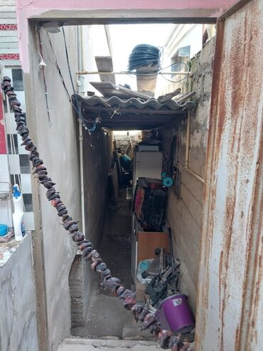 Həyət evləri və villaların satışı: Satılır: həyətli ev - Geniş, tam daş döşəməli həyət. Hündür, taxta — 8