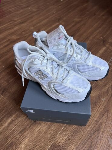 спортивные женские кофты: Кроссовкалар, 38, 38.5, New Balance, Жаңы, түсү - Ак, Өзү алып кетүү, Акысыз жеткирүү