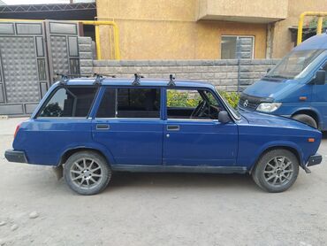 купить авто с кореи бу: Синий универсал ВАЗ-2104 с багажником на крыше. Автомобиль оснащен