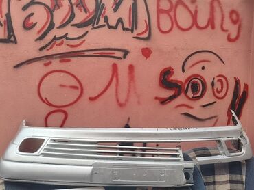 Бамперы, буферы: Gümüşü rəngdə avtomobil buferi. Mersedes E240 1998 ön bufer. sağ tərəf