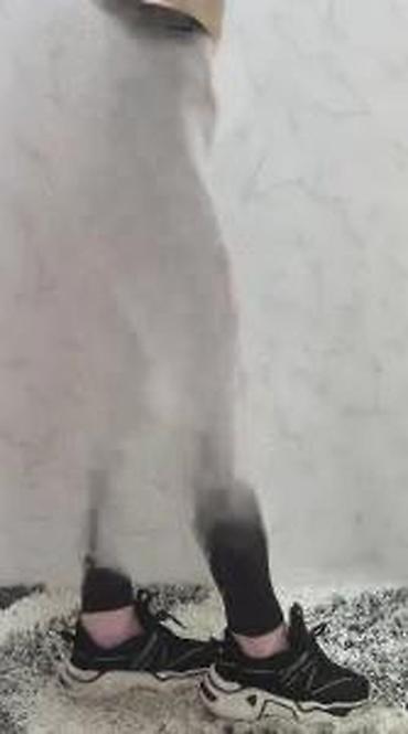 Helanke, biciklistički šortsevi: Ženske helanke tamne boje sa rebrastom teksturom. Karakteriše ih visok — 20