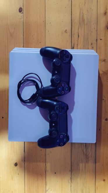 PS4 (Sony Playstation 4): Salam PlayStation4 PRO satilir yaddas 1TB 2 eded ORGINAL PULT ve