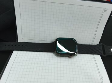 Apple Watch: Смарт‑часы с квадратным сенсорным экраном и черным спортивным