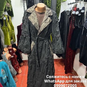 длинное трикотажное платье с капюшоном: Плащ-накидка женская с текстурированным узором и объемными