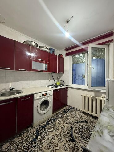 кафе ашкана: 2 бөлмө, 48 кв. м, 104-серия, 1 кабат, Косметикалык ремонт