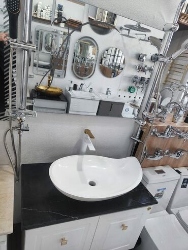 продать ковер бу: Ağ rəngli, oval formalı, dəbli lavabo, qara mərmər effektli dolabın