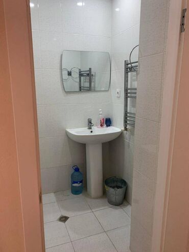 Uzunmüddətli kirayə mənzillər: Yasamalda midada 12 mertebeli binanın 10-cü mərtəbəsində yerləşən — 11