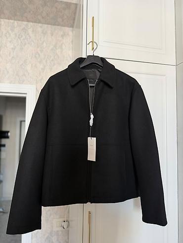geyım: ZARA kişi kurtkası – qara rəngdə, minimal dizayn. - Model: düz kəsim — 2
