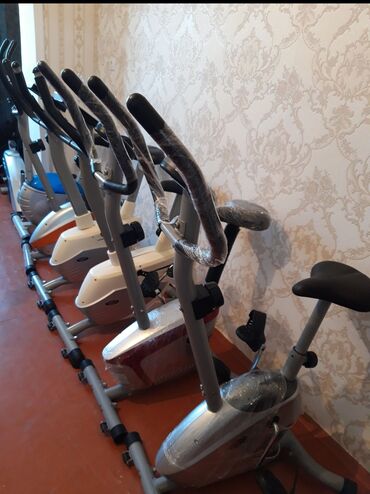 Velotrenajorlar: Müxtəlif rənglərdə olan stasionar velosipedlər. Bu velosipedlər evdə