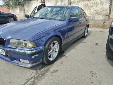 128 стиль бмв е34: Göy rəngli dördqapılı BMW E36 sedan avtomobil. Avtomobilin xrom