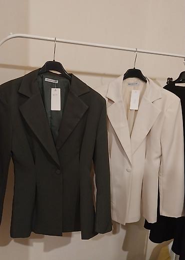 Elegantni ženski blejzeri – model sa strukiranim krojem i jednom na lalafo.rs Elegantni ženski blejzeri – model sa strukiranim krojem i jednom