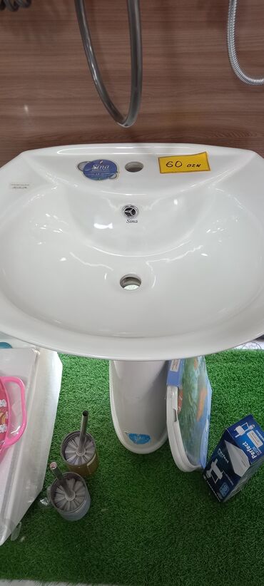 Digər tikinti materialları: Ağ rəngli, keramika materialından hazırlanmış bu lavabo, hamam