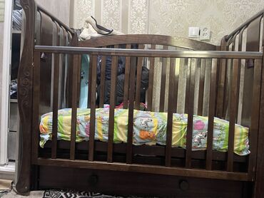 бу матрассы: Манеж керебет, Колдонулган, Комоду менен, Жыгач