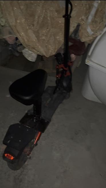 electric moped: Elektrik skuter – oturacaqlı, güclü şassi və iri deklə - Rahatlıq — 1
