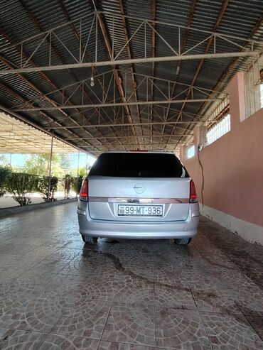 Opel: Opel Astra H hatchback – gümüş rəng. Əsas xüsusiyyətlər: 2006 furqon — 6