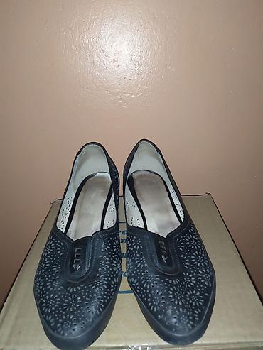 Продавцы-консультанты: Эти все женские обуви восемь пар за 5000 сом все в хорошем состоянии — 26