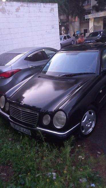 w210 duman: Mercedes-Benz sedan, qara rəng. Klassik dörd dairəvi faralı ön dizayn — 3