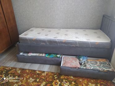 стол письменный б: Односпальная кровать с матрасом и выдвижными ящиками. - Размер