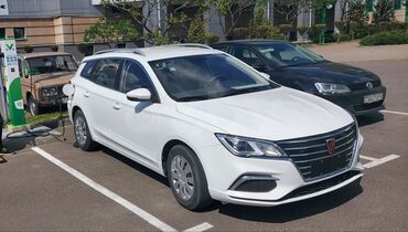 мини электромобиль: Белый электрический универсал MG 5 EV, готовый к эксплуатации