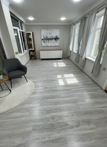 reyka taxta: Laminate döşəmə – Açıq boz, ağac naxışlı - Rəng və dizayn: Açıq-boz