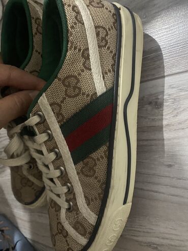 женские кроссовки с бантами: Кроссовкалар, 35, Gucci, Колдонулган, түсү - Саргыч боз, Акылуу жеткирүү, Өзү алып кетүү