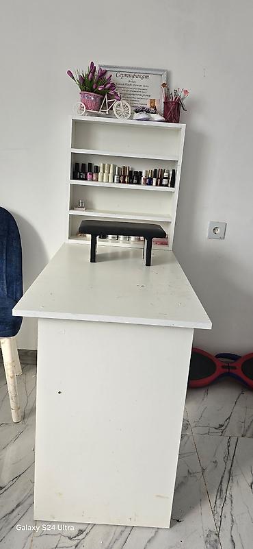 gamer stolu: Düz masa, Siyirməsiz, Polkalı — 1