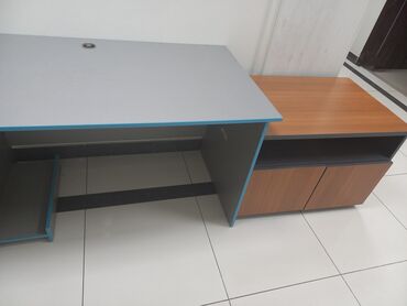 пластмассовые стол: Комплект офисной мебели, Стол, цвет - Бежевый, Б/у