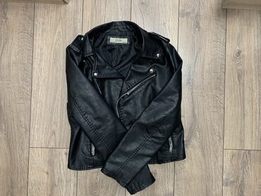 кожаные женские куртки: Кожаная куртка, Косуха, Кожзам, Приталенная модель, S (EU 36), M (EU 38)