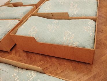qiz yataqlari: Oğlan və qız üçün, Çarpayı, Bazasız, Matras ilə, Siyirməsiz