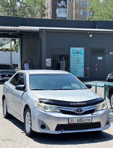 запчасти киа бишкек: Седан Toyota Camry серебристого цвета, оборудованный защитой капота