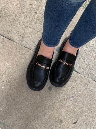 бежевые мужские мокасины: Balenciaga qadın loaferləri – qara rəng - Model: klassik loafer -