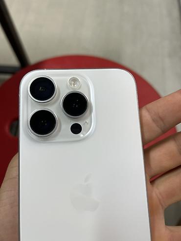 iphone d: IPhone 15 Pro, Б/у, 128 ГБ, Белый, Защитное стекло, Чехол, 85 % — 2