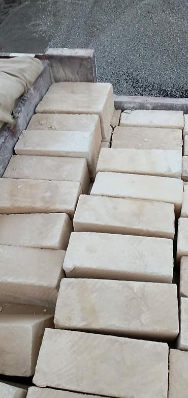 misar dasi: Kubi̇k daş ( mi̇şar daşi ) standart eyni ölcüdə (39sm×19sm×16sm) orta — 9
