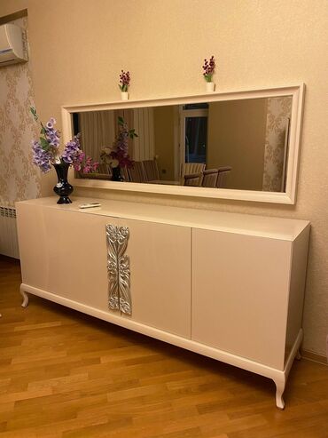 Divanlar: Kamod satılır 170₼. Yaxşı vəziyyətdədir.Yeni kimi qalır. Ünvan