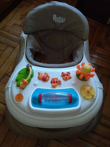 Baby Hope markasına aid, bej və ağ rənglərdə olan bu uşaq gəzdiricisi