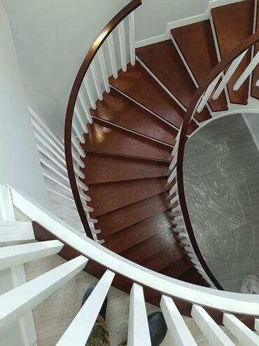 Деревянные лестницы: Стильная деревянная лестница, выполненная в классическом стиле — 40