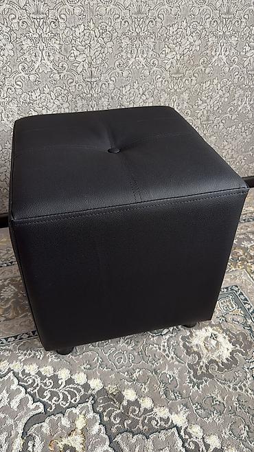 Пуфики: Элегантная банкетка прямоугольной формы, обтянутая мягкой тканью — 24