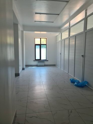 Помещения свободного назначения: Продаю коммерческие помещения в многоквартирном доме. Бишкек, ул