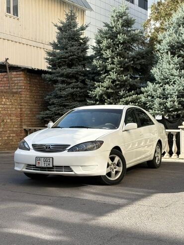 антена фит: Белый седан Toyota Camry 2.4 с характерным дизайном кузова и передними
