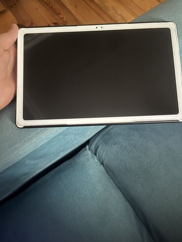 samsung tab a sm 515: Qara rəngli qoruyucu keysdə olan bu Samsung planşet gündəlik istifadə