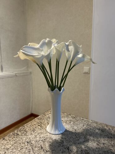 Вазы: Искусственные цветы «Белокрыльник»
С красивой вазой