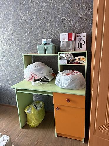 Письменный стол с надстройкой для хранения. - Компактный стол с