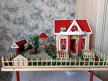 şekide satilan evler: Miniatür ev modeli, qırmızı damı və ətrafında hasarlı yaşıllığı ilə — 2
