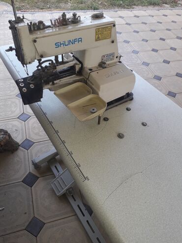 Другое оборудование для швейных цехов: Продаю пуговичную машинку